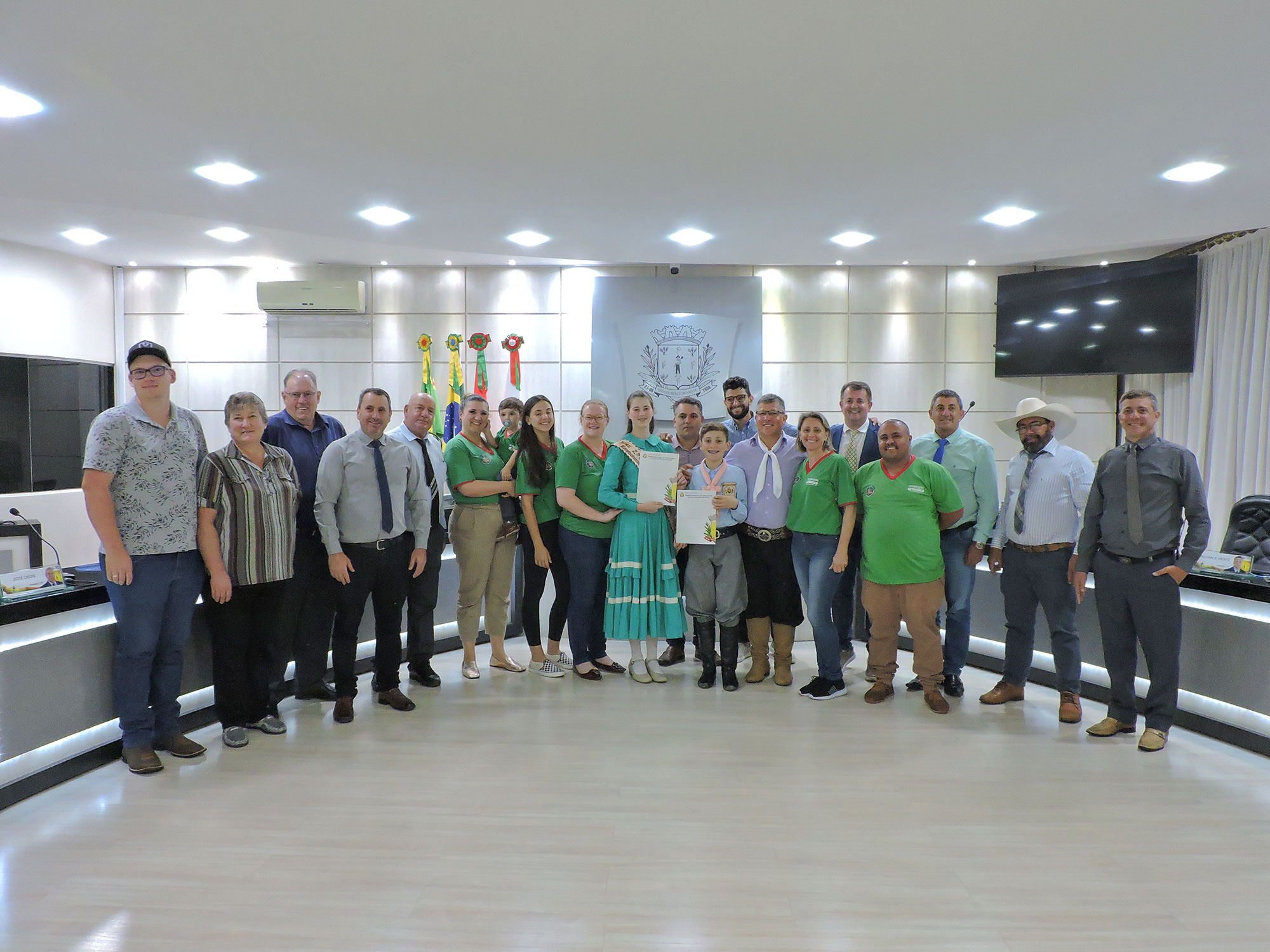 Câmara Municipal presta homenagem a dois jovens integrantes do CTG Amizade sem Fronteiras