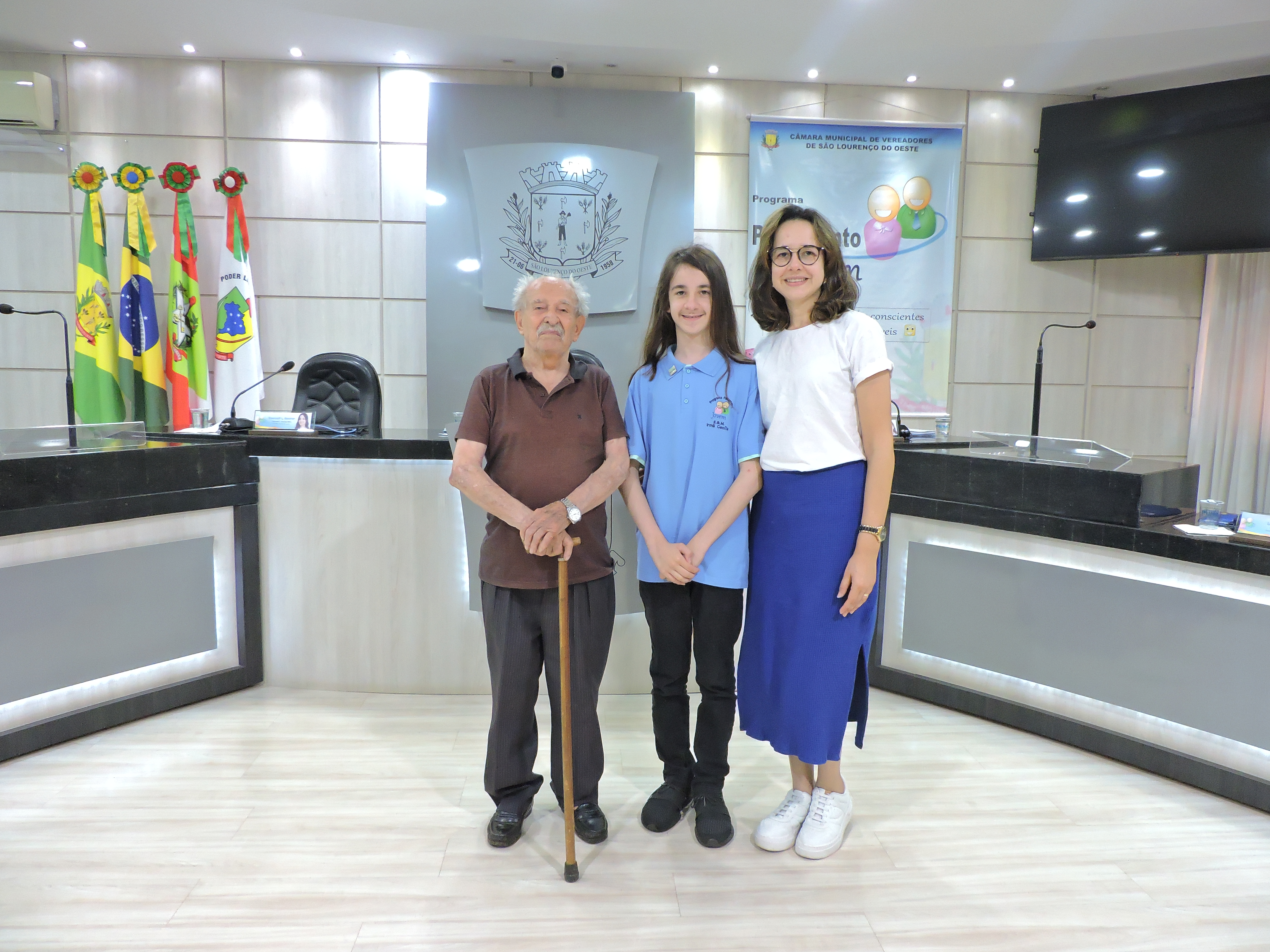 Vereador mirim Thomas Pandini presta homenagem ao avô durante sessão ordinária 